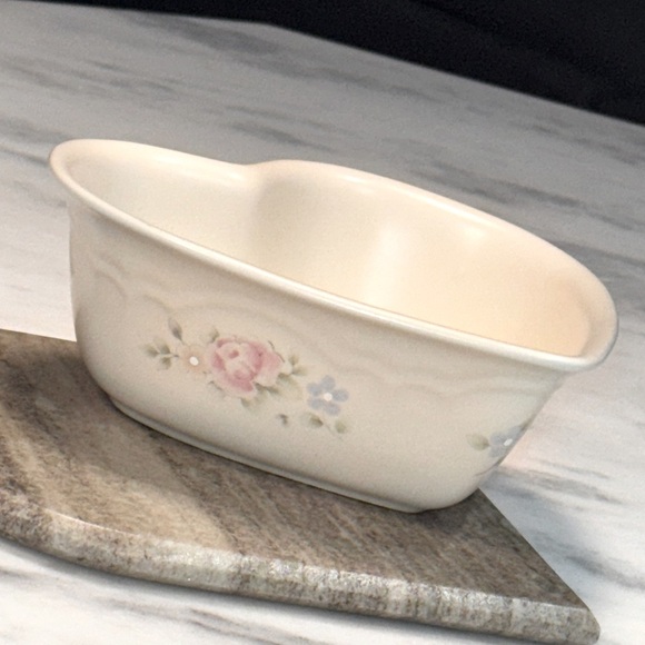 Vintage Pfaltzgraff Tea Rose pattern stoneware heart shaped bowl. - Picture 2 of 5